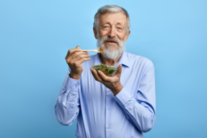 Von vorwiegend pflanzlicher Kost können vor allem ältere Männer profitieren. Bildnachweis: AdobeStock_269214264_the faces