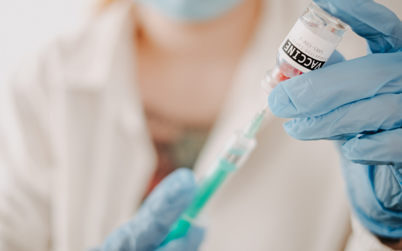 Aktuell wird ein Impfstoff gegen SARS-CoV-2 auf pflanzlicher Basis entwickelt, der sich bereits in einer Phase-1-Studie als effektiv und gut verträglich erwiesen hat.