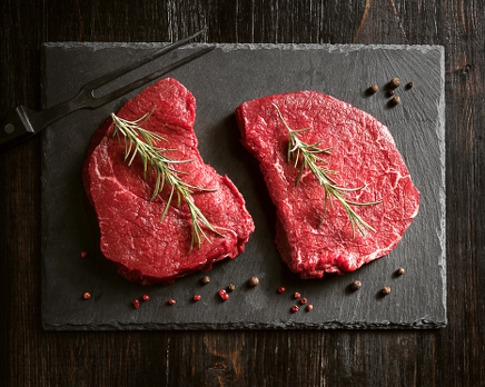 Der Konsum von rotem Fleisch steht seit langem im Verdacht, das kardiovaskuläre Risiko zu erhöhen. Bildnachweis: AdobeStock_210060447_Mikhaylovskiy